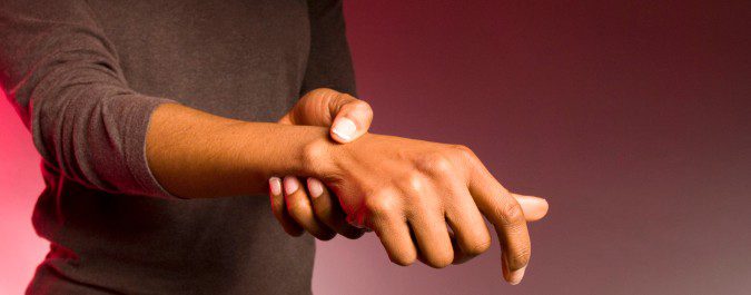 El dolor articular es un síntoma común del lupus