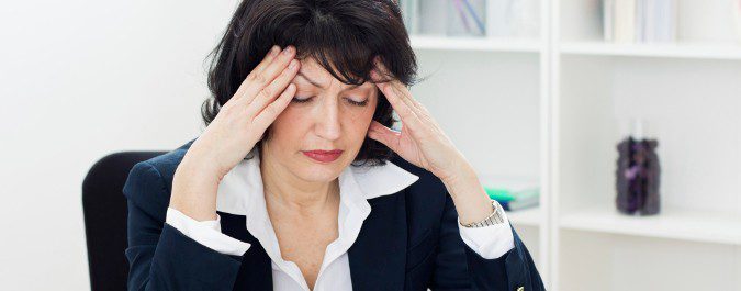 Los dolores de cabeza son una señal común de la menopausia