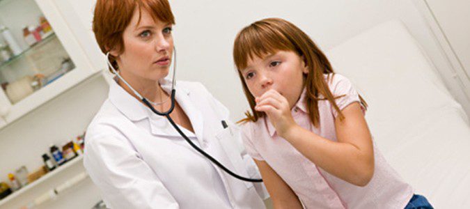 La auscultación permite al médico detectar la presencia de sibilancias u otros sonidos derivados del asma