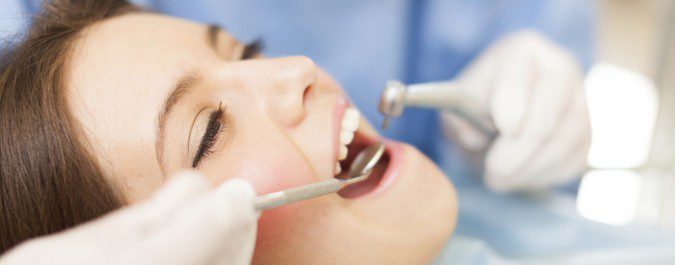 Cuando tenemos una caries debemos acudir cuanto antes al dentista para evitar que vaya a más
