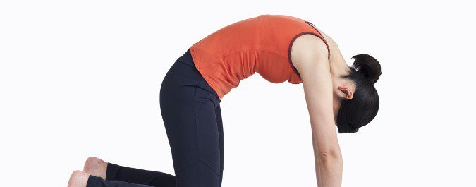 Empuja la zona lumbar al suelo y luego lleva el ombligo hacia el techo