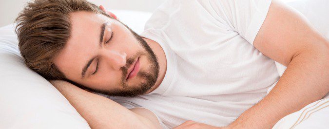 Dormir de lado hará que respiremos mejor y no ronquemos