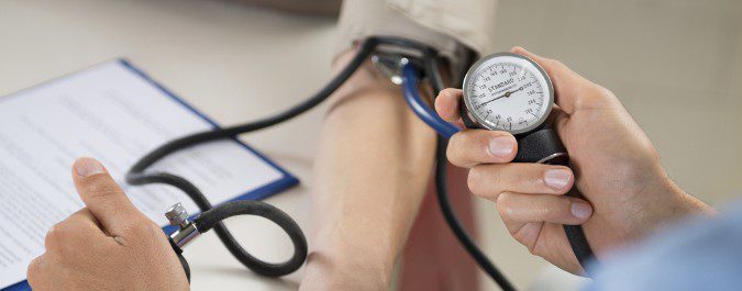 Una presión sanguínea por debajo de los 80-60 mmHG se considera baja