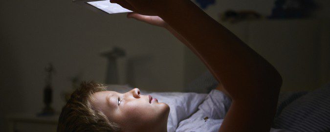 El uso de dispositivos electrónicos antes de dormir afecta a neustro sueño, especialmente en niños