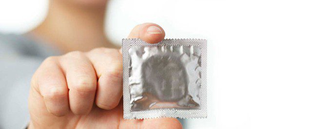 Cuando estemos tomando otros medicamentos que interaccionen con la píldora, combinaremos ésta con el uso del preservativo