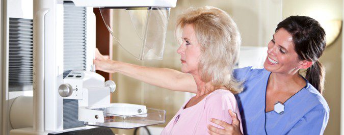Una de las enfermedades que debemos prevenir tras la menopausia es el cáncer de mama