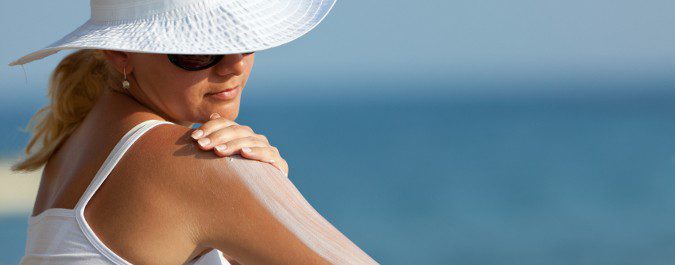 Es imprescindible que nos apliquemos crema protectora antes de la exposición al sol