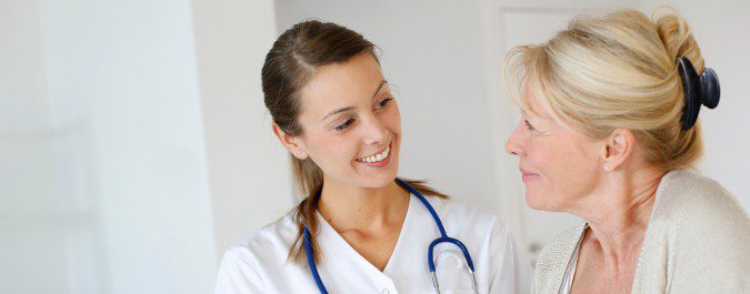 Si el flujo marrón no desaparece u ocurre años después de la menopausia, debemos consultarlo al médico