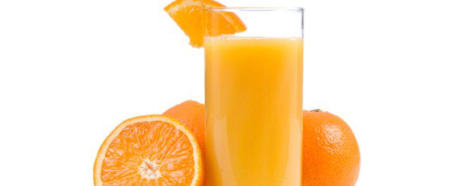 Un zumo de naranja en ayunas con dos kiwis nos ayudará a ir al baño