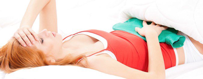 Para los dolores menstruales nos vendrá bien ponernos una fuente de calor en el estómago y descansar