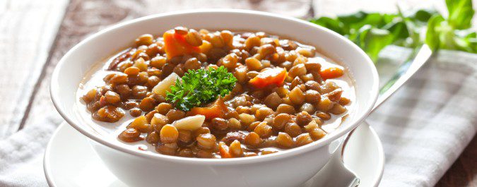 Legumbres como las lentejas o los garbanzos tienen mucho hierro, pero no tanto como la carne