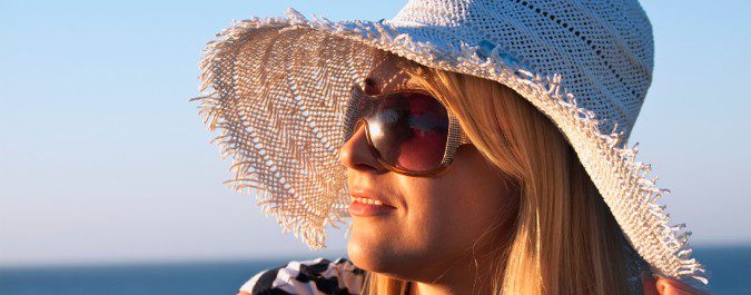 Las gafas de sol y un sombrero nos ayudarán a proteger los ojos y la cara