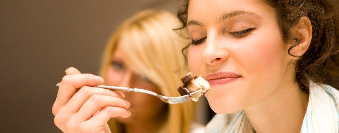 Podemos tomar algún dulce o alimento menos sano, pero de vez en cuando y controlándose