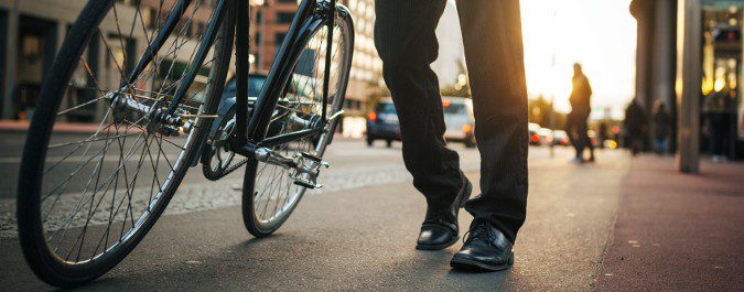 No es necesario apuntarse a un gimnasio, con optar más por caminar o andar en bicicleta que en coche basta