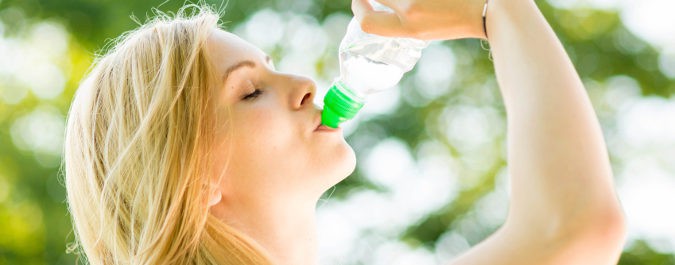 No olvides tomar agua cada poco los días de más calor