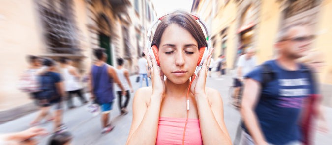 Los auriculares grandes nos aíslan de los ruidos del exterior y no hacen necesario subir tanto el volumen