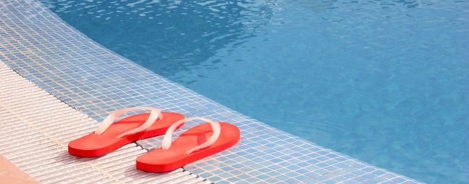 Pare prevenir los hongos es imprescindible utilizar un calzado que nos aísle del suelo de la piscina