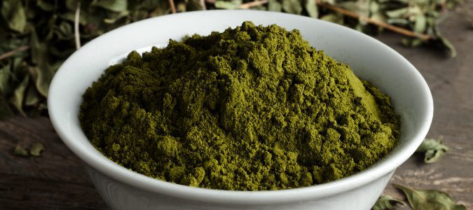 El polvo de henna, antes de hacer la pasta, es de color verde