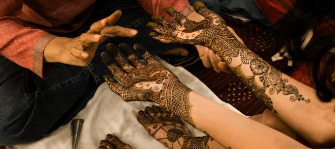 La henna natural debe estar dos horas sobre la piel y siempre debe ser de color rojizo o marrón