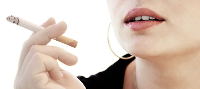 El tabaquismo puede adelantar la llegada de la menopausia.