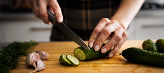 Lavar bien los utensilios de cocina o usar dos tablas distintas para carne y verduras es fundamental