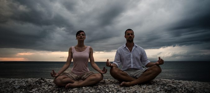 Además de ayudarnos a corregir la postura, el yoga nos ayudará a relajarnos