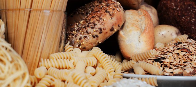 En la cetosis se suprimen los carbohidratos de la dieta.