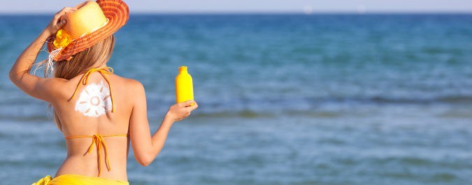 Los tatuajes solares consisten en aplicar la crema formando un dibujo