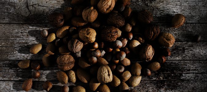 Los frutos secos, nos aportan omega-9, que nos ayudará, entre otros, a lidiar con el colesterol.