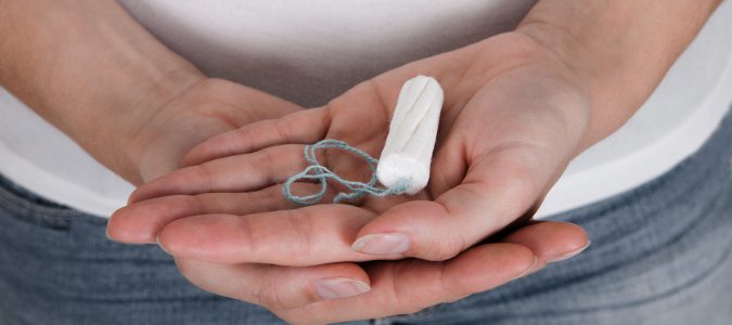Si llevamos un tampón mucho tiempo puesto, puede producirnos flujo vaginal blanco además de mal olor