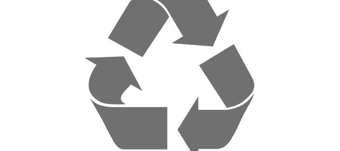 Debemos fijarnos en el número que aparece en el interior del triángulo símolo de reciclaje