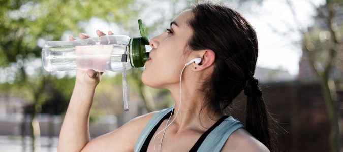 Una manera segura de reutilizar botellas, es comprar una cantimplora deportiva
