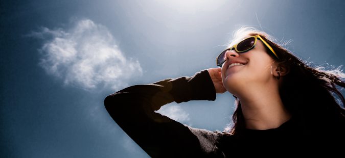 Chica expuesta al sol