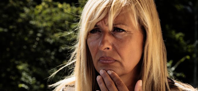 Mujer tocándose el mentón