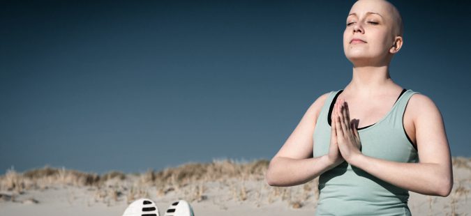 Mujer haciendo yoga