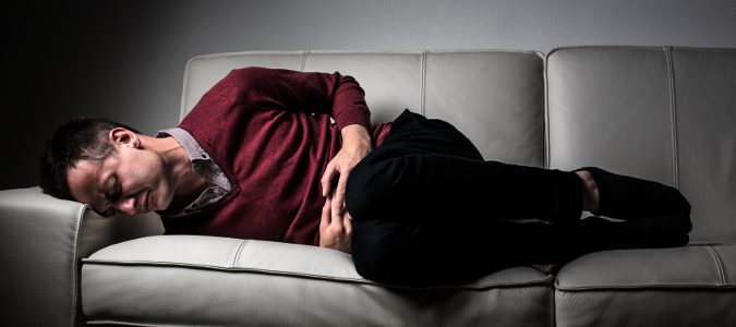 hombre con dolor de estómago