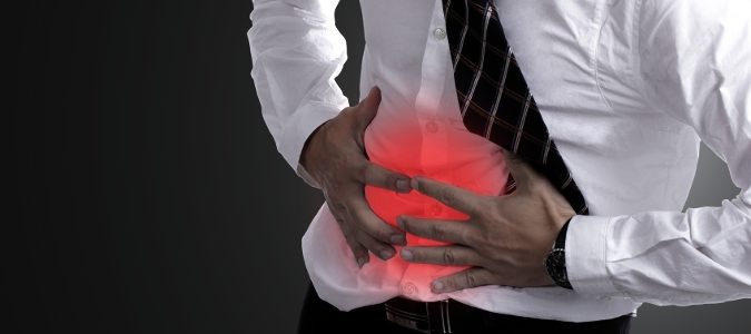 Hombre con dolor abdominal