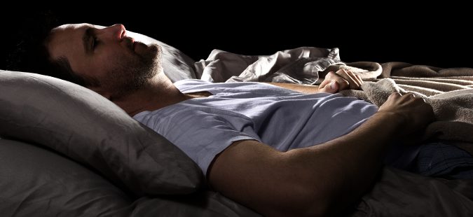 Hombre durmiendo solo