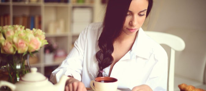 Chica tomando café