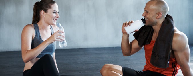 Bebiendo agua en el gimnasio