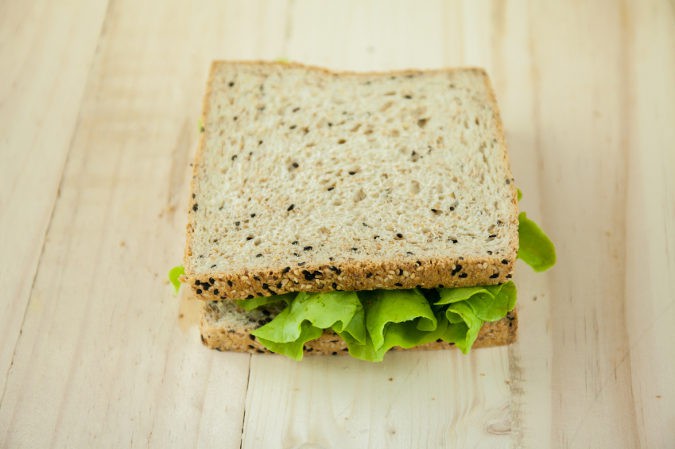 Incorporar verduras de hoja verde a los bocadillos es una buena manera de incluir calcio de forma fácil en la dieta de los niños