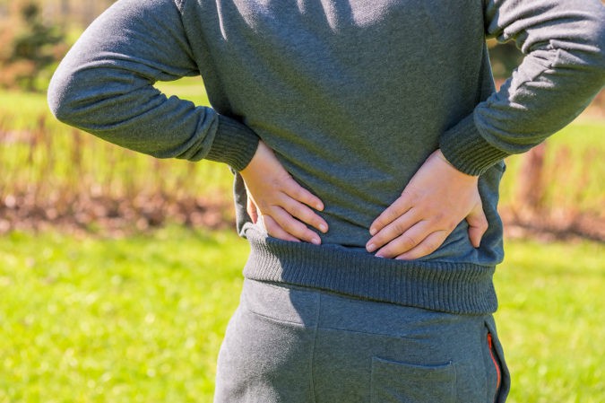El sobreesfuerzo y las posturas inadecuadas son las causas más comunes del pinzamiento lumbar