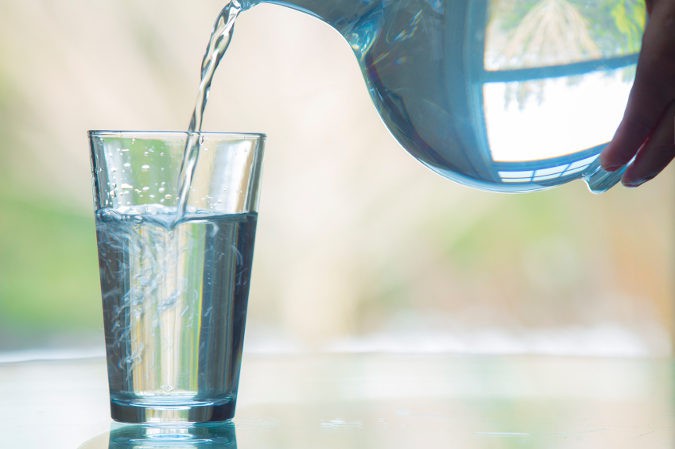 El agua ayuda al organismo a sentirse saciado, pero no quema calorías
