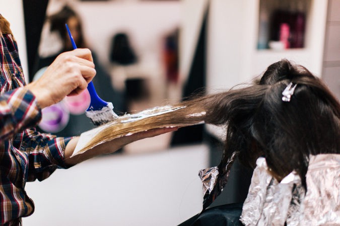 Las personas que sufran de alopecia deben evitar los tintes o permanentes, ya que los productos químicos dañan la salud del pelo