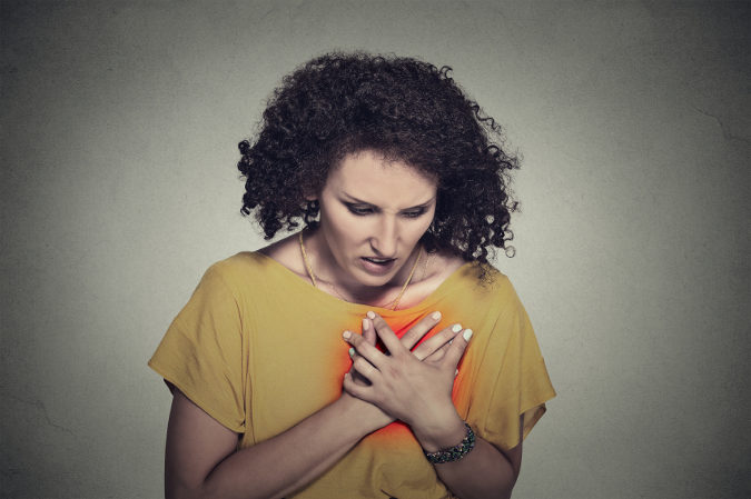 El síntoma común del infarto masculino y femenino es un dolor fuerte en el centro del pecho