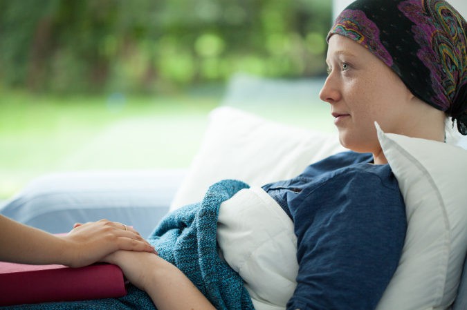 Los cuidados paliativos suelen ofrecer apoyo psicológico, emocional y espiritual tanto a pacientes como a familiares del mismo