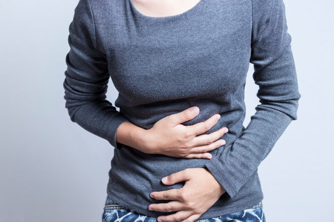 El primer síntoma de este cáncer suele ser un ligero dolor en la parte inferior del abdomen