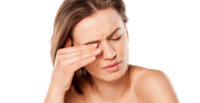 Aplicar frío en la zona reducirá la inflamación y el picor de ojos