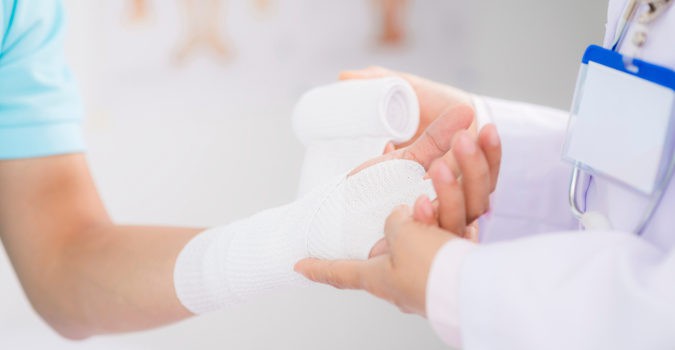 No debemos inmovilizar la muñeca del todo, sino hacer masaje sy moverla poco a poco