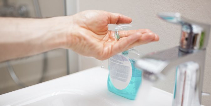 Los jabones antibacterianos puedeb usarse pero sin excederse